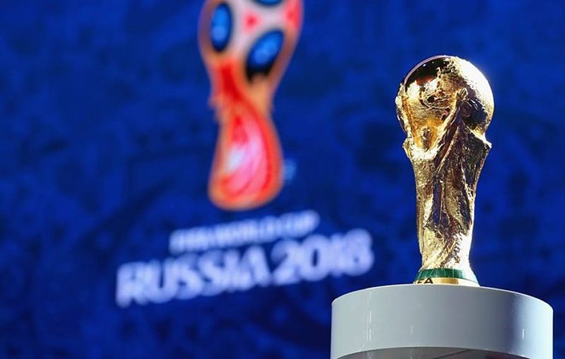 Cristiano Ronaldo trong một pha ăn vạ
