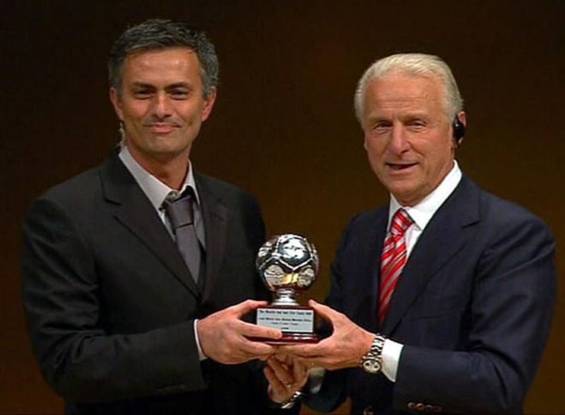 Mourinho đã có số lần nhận giải thưởng HLV xuất sắc nhất năm của IFFHS nhiều nhất với 4 lần.