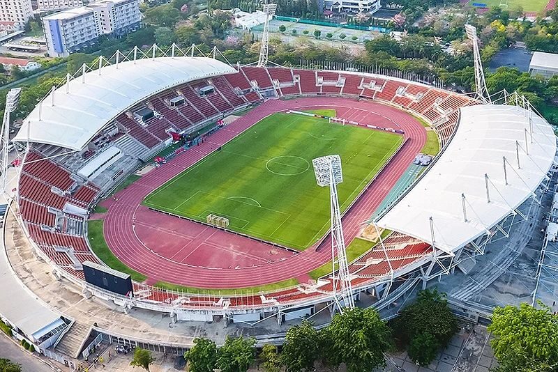 Trận đấu bóng đá tại sân Bukit Jalil