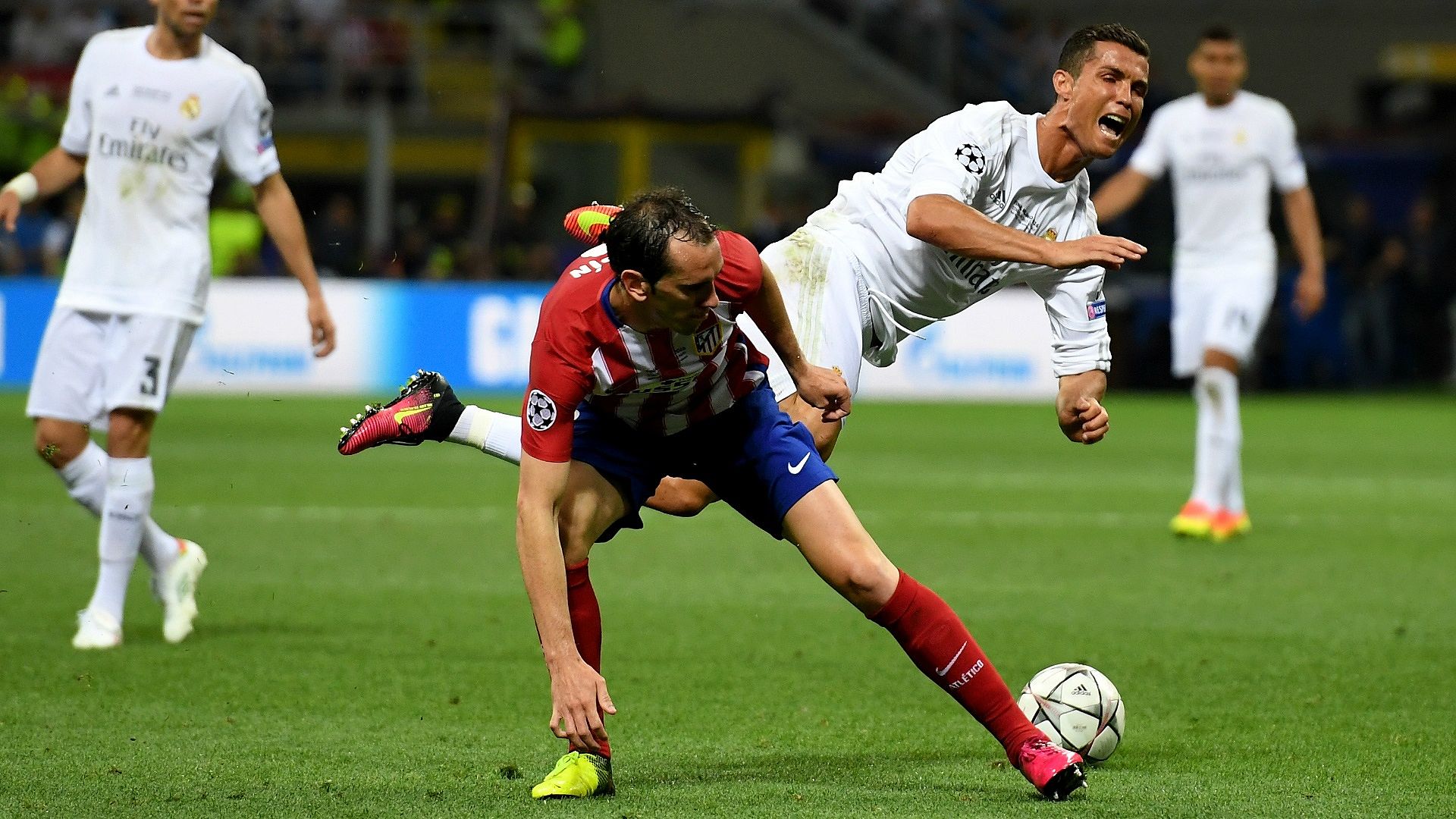 Diego Godin, trung vệ Uruguay, người đã khóa chặt Cristiano Ronaldo trong trận đấu giữa Real Madrid và Atletico Madrid.