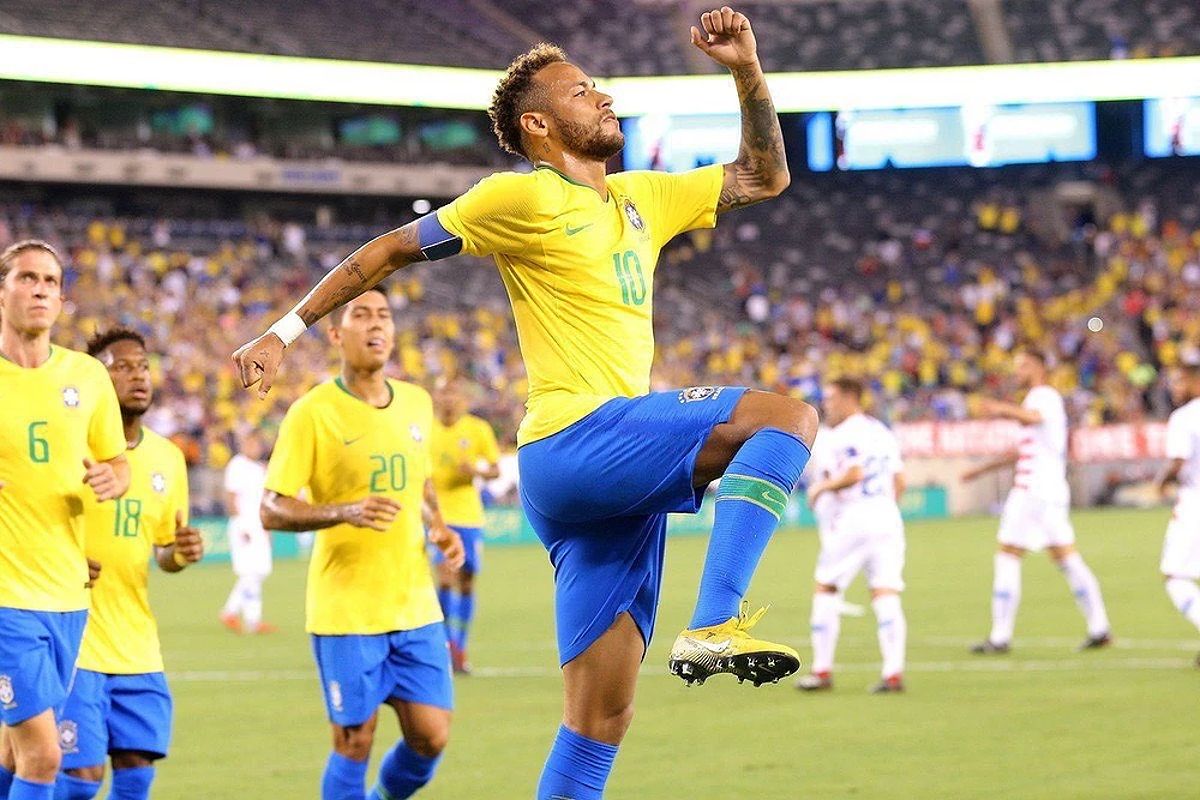 Neymar ăn mừng bàn thắng giúp Brazil thắng 2-0 trong trận giao hữu.