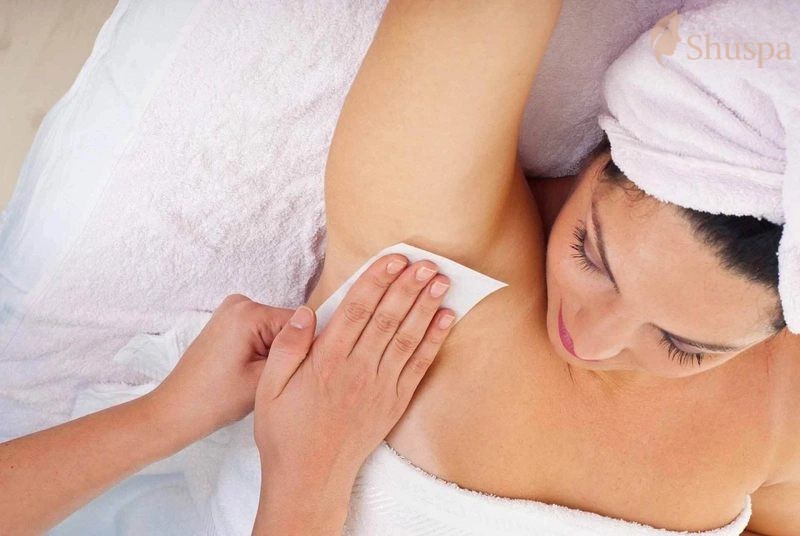 Wax lông nách sẽ giúp lông nách mọc mềm hơn nhưng lại gây đau đớn