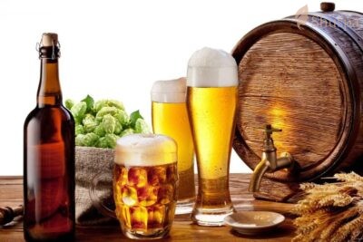 Các loại đồ uống có cồn và cafein là nhóm thực phẩm uống cần kiêng khi peel da